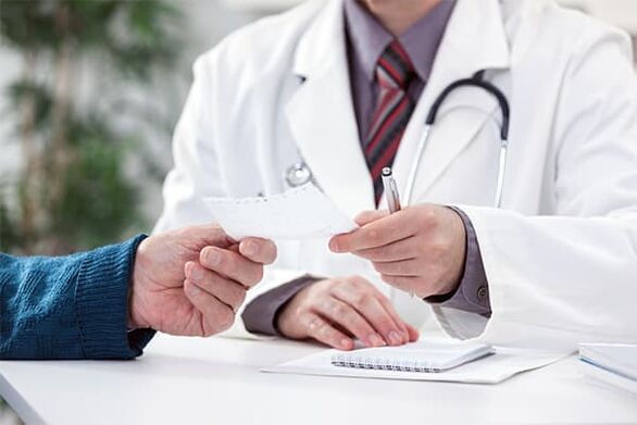 Arzt gibt Ratschläge zur Behandlung von Prostatitis